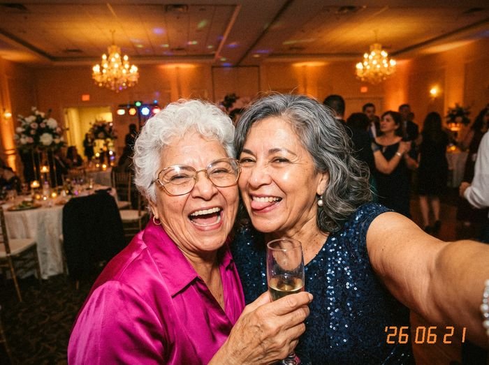 las tías on the dance floor